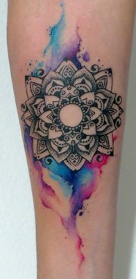  Tatouage mandala avec effet taches de couleurs sur le bas et sur le haut
